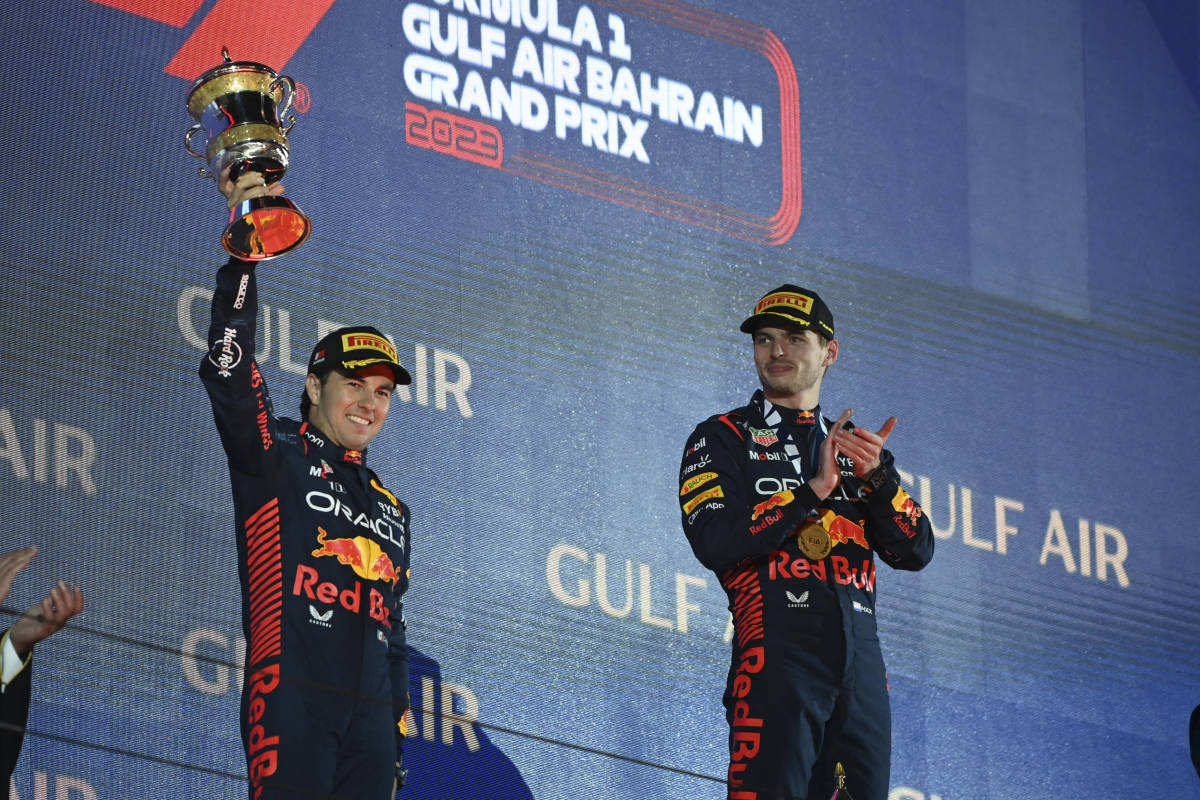 Checo Pérez y Max Verstappen de Red Bull celebran en lo más alto del podio en el Gran Premio de Bahréin 2023